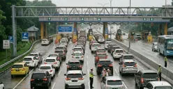 Ilustrasi arus lalu lintas di jalan tol saat libur Natal dan Tahun Baru, seiring pemberlakuan pembatasan total angkutan barang hingga awal Januari 2026. (Sumber: Gemini AI)