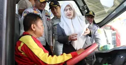 Wakil Wali Kota Cirebon, Siti Farida Rosmawati saat melakukan monitoring ramp check di Terminal Tipe A Harjamukti, Jumat, 19 Desember 2025. (Sumber: Humas Pemkot Cirebon)