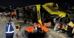 16 penumpang dikonfirmasi tewas dalam kecelakaan Senin 22 Desember 2025 dini hari. Lokasi kejadian Exit Tol Krapyak. Simak fakta lengkap dan update korban selamat. (Sumber: X/@bambangsuling11)