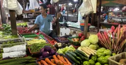 Sejumlah bahan pokok di Pasar Cibinong mengalami kenaikan jelang Nataru 2025/2026. (Sumber: Poskota/Giffar Rivana)