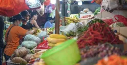 Cabai asal Aceh yang dijual seharga Rp40 ribu per kilogram di Pasar Senen Blok III, Jakarta Pusat, sebagai upaya menekan harga jelang Natal dan Tahun Baru 2026. (Sumber: Poskota/Bilal Nugraha Ginanjar)