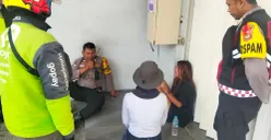 Seorang perempuan hendak mencoba mengakhiri nyawa di Jalan Raya Margonda, Depok namun berhasil digagalkan. (Sumber: Polsek Beji)