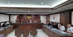 Suasana sidang gugatan Subhan Palal terhadap Gibran Rakabuming Raka dan KPU RI di PN Jakarta Pusat, Senin, 22 Desember 2025. (Sumber: POSKOTA | Foto: Ramot Sormin)