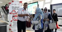 Manager Passenger Marketing and Sales, Asep Dodi Rahmat Suhartono (kiri), memberikan tanaman hias kepada pengguna LRT Jabodebek di Stasiun Dukuh Atas, Senin, 22 Desember 2025. (Sumber: PR LRT Jabodebek)