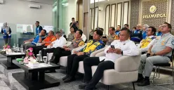 Kapolri Jenderal Listyo Sigit Prabowo bersama jajarannya meninjau Jasamarga Tollroad Command Center di Jatiasih, Kota Bekasi, Senin, 22 Desember 2025. (Sumber: POSKOTA | Foto: Nurpini Aulia Rapika)