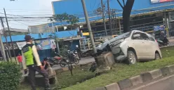 Hilang kendali mobil avanza Nomor Polisi (Nopol) B2113 BIP tabrak lampu jalan. (Sumber: Poskota/Veronica Prasetio)