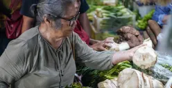Ilustrasi bahan pangan dijual di pasar tradisional jelang Ramadhan. (Sumber: Poskota/Bilal Nugraha Ginanjar)