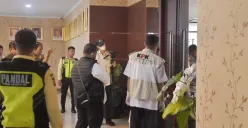 Puluhan penyidik KPK menggeledah Kantor Bupati Bekasi di Jalan Wibawa Mukti, Desa Sukamahi, Kecamatan Cikarang Pusat, Kabupaten Bekasi, Senin, 22 Desember 2025. (Sumber: Poskota/Nurpini Aulia Rapika)