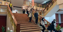 Penyidik KPK meninggalkan kantor Bupati Bekasi usai melakukan penggeledahan sejak pukul 12.47 WIB, pada Senin, 22 Desember 2025. (Sumber: POSKOTA | Foto: Nurpini Aulia Rapika)