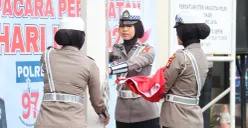 Polisi Wanita (Polwan) Polres Metro Depok mengikuti upacara peringatan Hari Ibu ke-97 Tahun 2025 di halaman Mapolres Metro Depok, Senin, 22 Desember 2025. (Sumber: Istimewa)