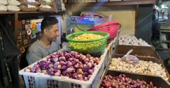 Pedagang Bawang Merah di Pasar Senen, Jakarta Pusat, Senin, 22 Desember 2025. (Sumber: Poskota/M. Tegar Jihad)