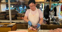 Ferdi pedagang ayam di Pasar Senen Blok III, Jakarta Pusat, Senin, 22 Desember 2025. (Sumber: Poskota/M. Tegar Jihad)