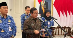 Gubernur Jakarta Pramono Anung saat menyampaikan pernyataan kepada awal media di Balai Kota Jakarta, Senin, 22 Desember 2025. (Sumber: Poskota/M. Tegar Jihad)