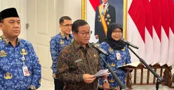 Gubernur Jakarta, Pramono Anung, saat menyampaikan pernyataan kepada awak media di Balai Kota Jakarta, Senin, 22 Desember 2025. (Sumber: POSKOTA | Foto: M Tegar Jihad)