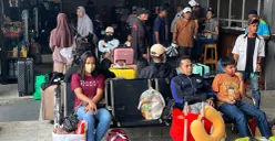 Situasi calon penumpang di Terminal Bus AKAP Kalideres, Jakarta Barat, Senin, 22 Desember 2025. (Sumber: Poskota/Pandi Ramedhan)