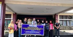 Civitas Univ PGRI Sumbar berfoto bersama usai pelaksanaan Program Mahasiswa Berdampak di Nagari Ampang Pulai, Pesisir Selatan, yang fokus pada peningkatan kualitas pengolahan dan pemasaran ikan teri lokal. (Sumber: Universitas PGRI Sumbar)