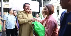 Bupati Tangerang, Maesyal Rasyid saat melakukan peninjauan lokasi bazar pasar murah di Gereja Bersama Citra Raya. (Sumber: Poskota/Veronica Prasetio)