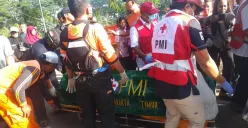 Tim SAR Gabungan saat mengevakuasi korban tenggelam yang telah tidak bernyawa, Selasa, 23 Desember 2025. (Sumber: Humas SAR Jakarta)