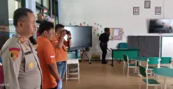 Kapolsek Pancoran Mas AKP Hartono melakukan pendampingan tim Gegana Brimob Kelapa Dua saat menyisir ruangan kelas SMA Arrahman. (Sumber: Humas Polres Metro Depok)