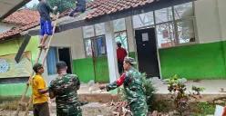 Petugas dan warga memperbaiki atap SDN Ciketug di Nanggung, Kabupaten Bogor pasca ambruk diterjang angin kencang. (Sumber: Dok. Pemkab Bogor)