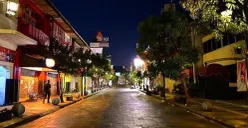 Panorama gemerlap lampu Kota Bandung di malam hari, menghadirkan suasana hangat dan menenangkan bagi wisatawan yang menikmati liburan bersama keluarga. (Sumber: Pinterest)