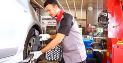 Ilustrasi cek ban sebelum liburan akhir tahun. (Sumber: Bridgestone)