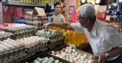 Salah seorang pembeli telur di Pasar Senen, Jakarta Pusat, Senin, 22 Desember 2025. (Sumber: Poskota/M. Tegar Jihad)