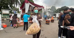 Penampakan kripik pisang mengandung narkoba seberat 5 kilogram yang dimusnahkan Kejari Kabupaten Bogor. (Sumber: Poskota/Giffar Rivana)