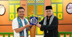Ketua Majelis Ulama Betawi, Fauzi Bowo (kanan) menyerahkan cinderamata kepada perwakilan peserta KLB FKMB Tahun 2025 di Museum MH Thamrin, Kenari, Jakarta Pusat, kemarin. (Sumber: Istimewa)