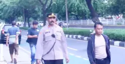 Kapolres Metro Jakarta Pusat Kombes Susatyo Purnomo Condro melakukan pengecekan langsung pengamanan ibadah Natal 2025 di Gereja Reformed Injili, Kemayoran, Jakarta Pusat, Selasa, 23 Desember 2025. (Sumber: Polres Metro Jakarta Pusat)