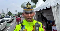 KBO Satlantas Polres Bogor Iptu Ardian Novianto menjelaskan soal skema one way di jalur Puncak. (Sumber: Poskota/Giffar Rivana)