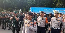 Polda Metro Jaya menggelar patroli gabungan dengan TNI dalam rangka Operasi Lilin Jaya 2025 untuk menjaga kamtibmas menjelang perayaan Natal dan Tahun Baru 2025/2026. (Sumber: POSKOTA | Foto: Ali Mansur)