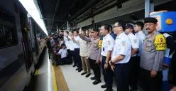 Kepolisian Negara Republik Indonesia (Kapolri) Jenderal Polisi Listyo Sigit Prabowo melakukan peninjauan langsung ke Stasiun Pasar Senen, Jakarta Pusat, Selasa, 23 Desember 2025 siang. (Sumber: Istimewa)