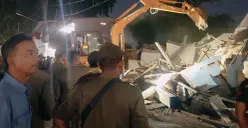 Penertiban lapak-lapak permanen di Jalan Akses UI, Senin, 22 Desember 2025. (Sumber: Pol PP Kota Depok)