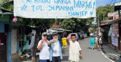 Ketua RW 09 Duri Pulo, Azhari Mukhlis (kiri) bersama warga foto dibawah spanduk bertuliskan protes penggusuran, Selasa, 23 Desember 2025. (Sumber: Poskota/M. Tegar Jihad)