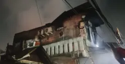 Kebakaran melanda permukiman padat penduduk di Jalan Karya Dalam 3, RT 13/RW 02, Kelurahan Wijaya Kusuma, Kecamatan Grogol Petamburan, Jakarta Barat, Senin, 22 Desember 2025 malam. (Sumber: Dok. Gulkarmat Jakarta Barat)