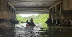 Tim SAR Jakarta dan Tim Gabungan saat melakukan pencarian anak tenggelam di BKT, Jakarta Timur, Selasa, 23 Desember 2025. (Sumber: Kominfotik SAR Jakarta)