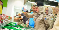 Wali Kota Jakarta Barat Iin Mutmainah saat mengecek kandungan makanan menjelang Nataru di pasar modern kawasan Kembangan, Jakarta Barat, Selasa, 23 Desember 2025. (Sumber: Istimewa)
