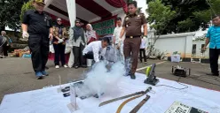Kejari Kabupaten Bogor melakukan pemusnahan barang bukti untuk kasus perkara yang sudah inkrah, Selasa 23 Desember 2025. (Sumber: Poskota/Giffar Rivana)