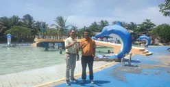 Pengelola wisata Coconut Island Carita di Pandeglang saat menunjukan fasilitas-fasilitas di kawasan CIC. (Sumber: Poskota/Samsul Fatoni)