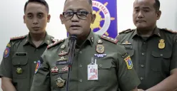 Kepala Satpol PP DKI Jakarta, Satriadi Gunawan saat menyampaikan pernyataan kepada awak media di Balai Kota Jakarta, Selasa, 23 Desember 2025. (Sumber: Istimewa)