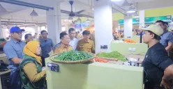 Sekda Pemkot Tangerang melaksanakan sidak pasar jelang Nataru. (Sumber: Pemkot Tangerang)