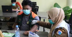 Skrining kesehatan sopir truk sampah TPST Bantargebang, Kecamatan Setu, Kota Bekasi. (Sumber: Dok. DLH Jakarta)