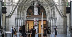 Petugas memasang lampu jelang Natal 2025 di Gereja Katedral, Jakarta, Selasa, 23 Desember 2025. (Sumber: Poskota/Bilal Nugraha Ginanjar)