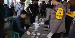 Polres Kepulauan Seribu menggelar pemeriksaan urine narkoba terhadap nahkoda dan anak buah kapal (ABK) di Dermaga 16 Marina Ancol, Jakarta Utara, Selasa, 23 Desember 2025. (Sumber: Istimewa)