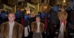 Usai dideportasi dari Bali, bintang film dewasa Bonnie Blue kembali picu kontroversi dengan lecehkan bendera Indonesia di London. (Sumber: Instagram/@balilivin)