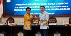 Kerja sama Pemkot Cirebon dan Malang dalam replikasi aplikasi unggulan, Jumat, 19 Desember 2025. (Sumber: Dok. Pemkot Cirebon)