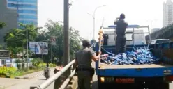 Ilustrasi penertiban atribut partai politik (parpol) di Jakarta. (Sumber: Berita Jakarta)