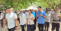Pengelola wisata Pantai Pasir Putih Carita, Ruki Hardiansyah (kanan) saat mendampingi Wamenpar, Ni Luh Puspa (tengah) di Carita, Pandeglang, Banten. (Sumber: Poskota/Samsul Fatoni)
