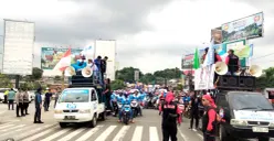 Ribuan massa aksi buruh melakukan pemblokiran akses Tol Balaraja Timur saat mengawal rekomendasi kenaikan UMK Tangerang 2026. (Sumber: Poskota/Veronica)